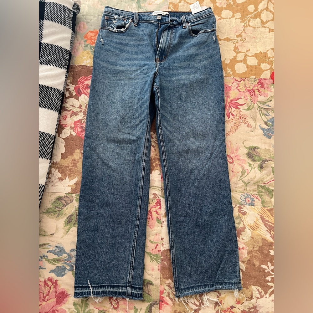 Abercrombie & Fitch Straight Leg Women’s Jeans - Medium Blue Wash